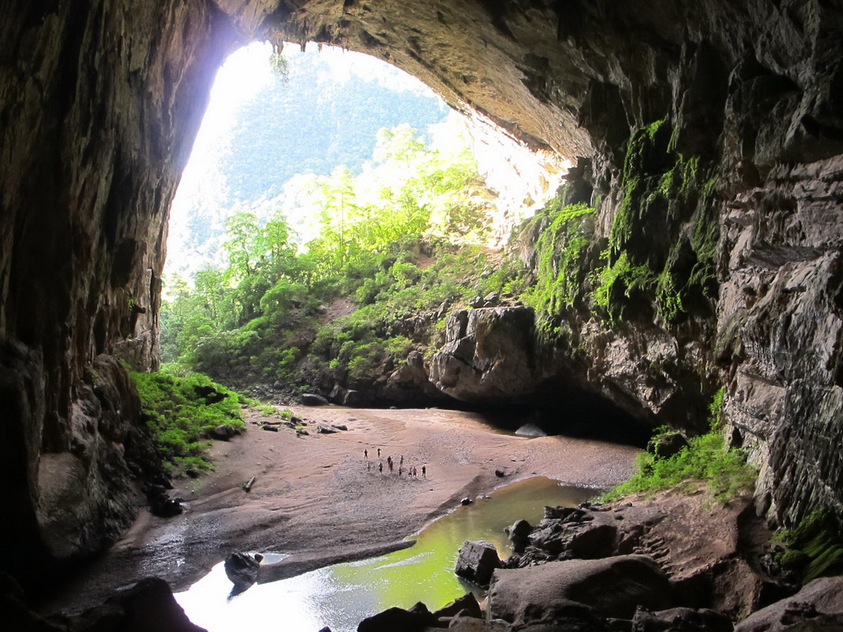 Quang Binh En Cave