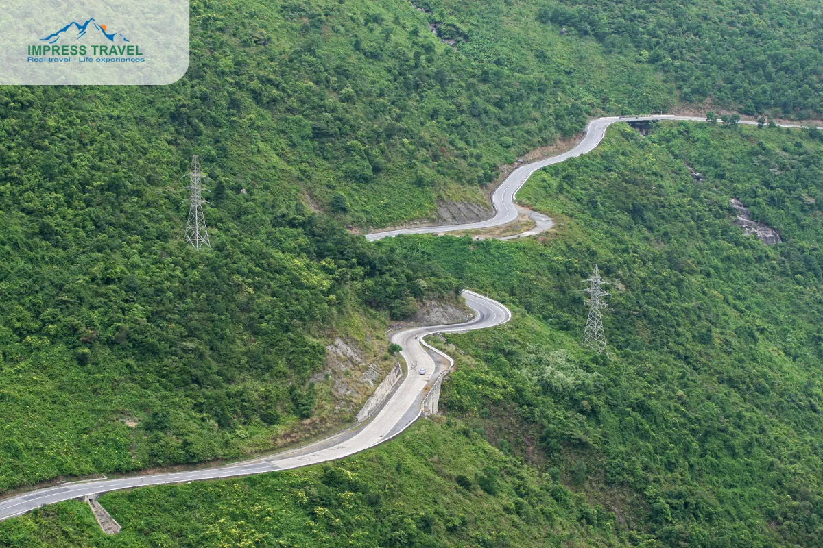 road at Hai Van Pass 