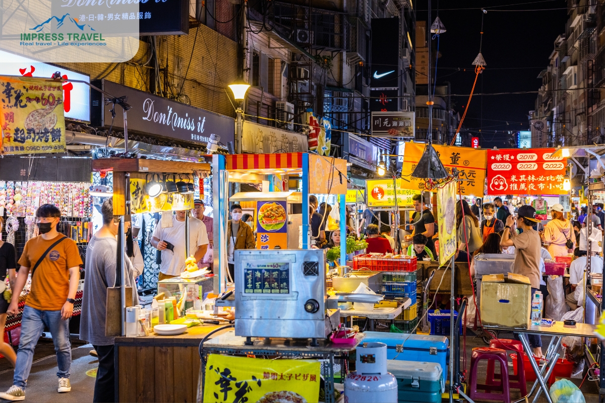 Experience the Evening Buzz and Local Goods at Danang Night Markets