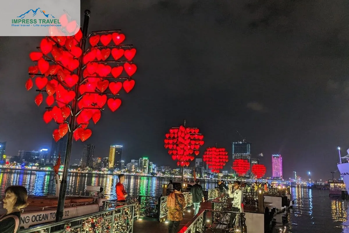 Love Bridge at night 