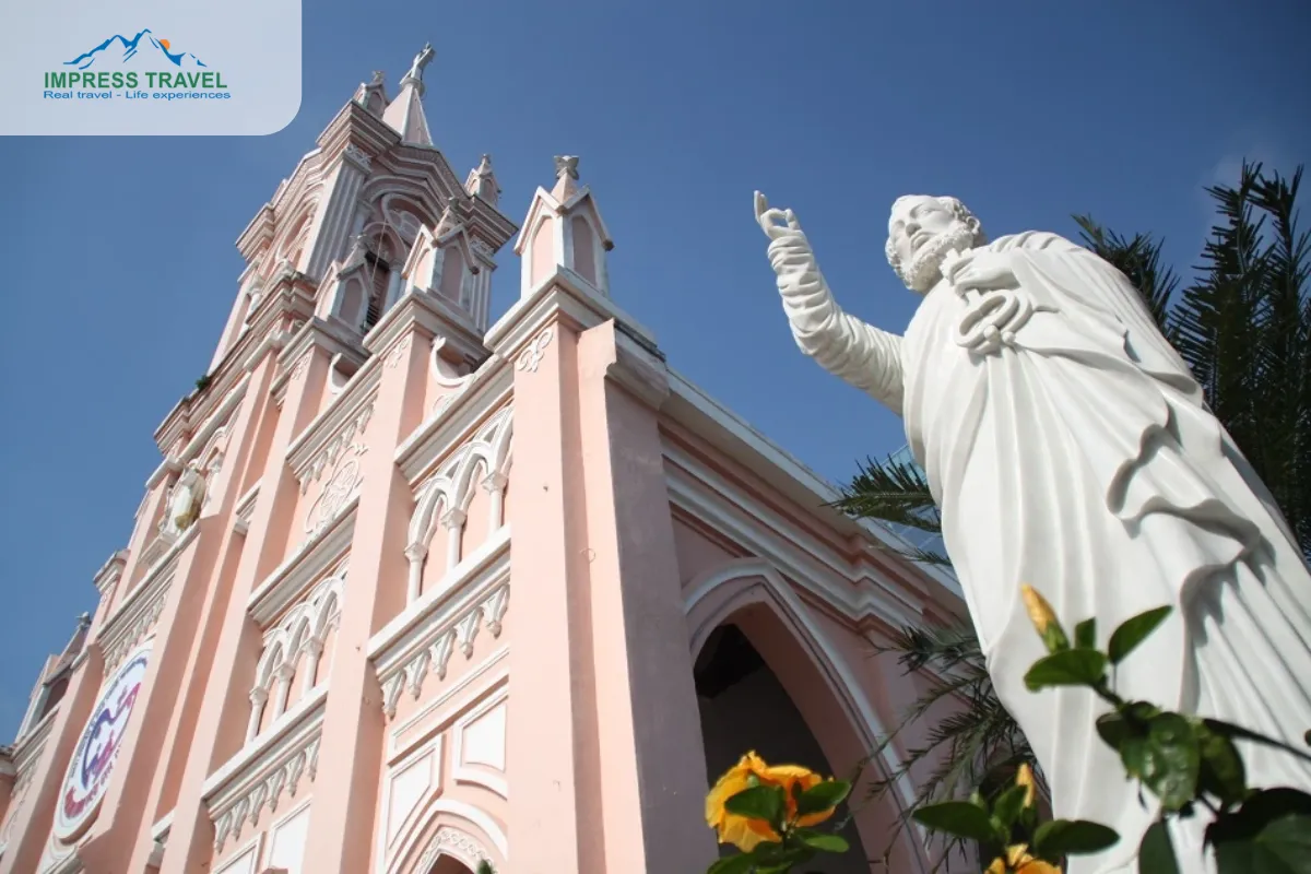 Da Nang church with a characteristic pink color 