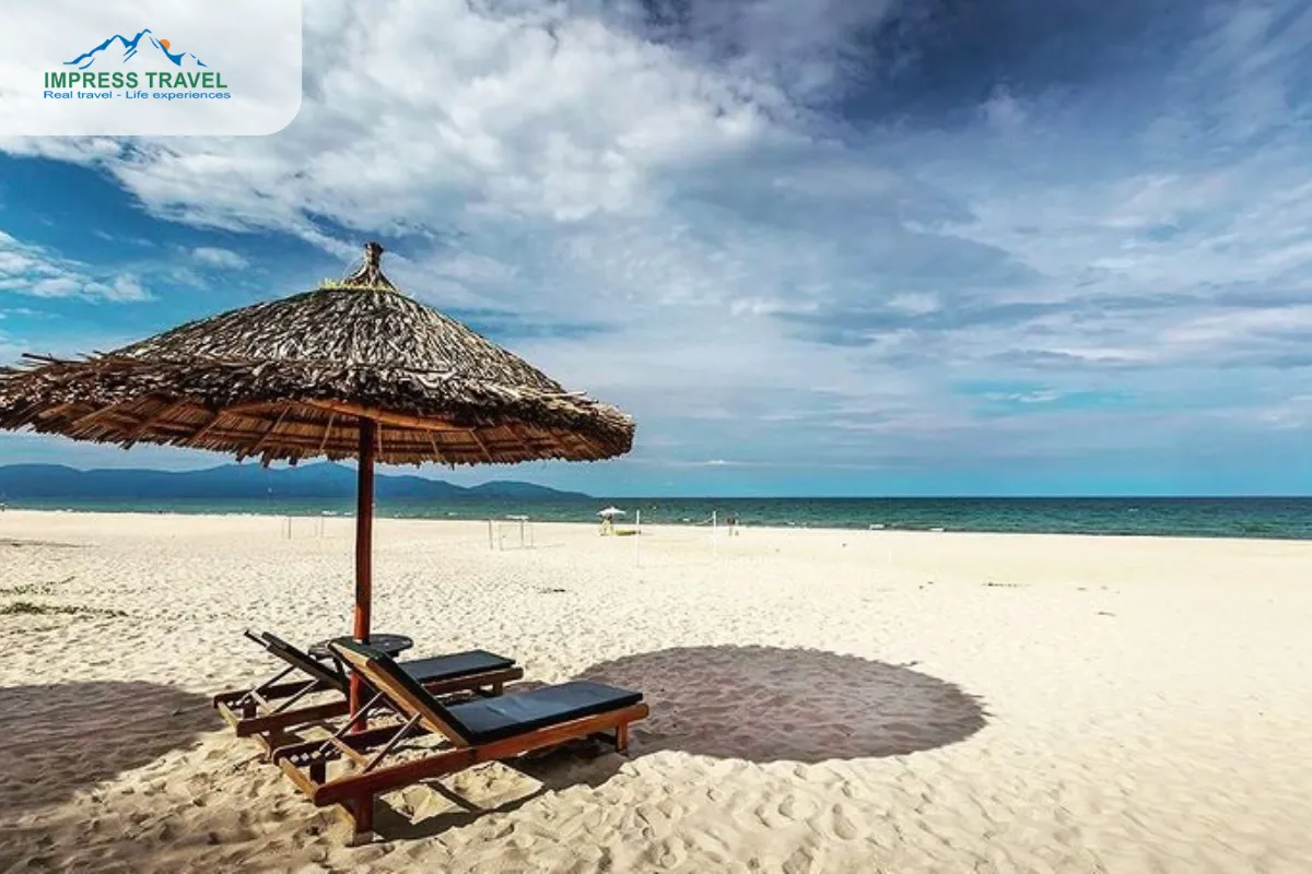 Clear blue water at Non Nuoc beach