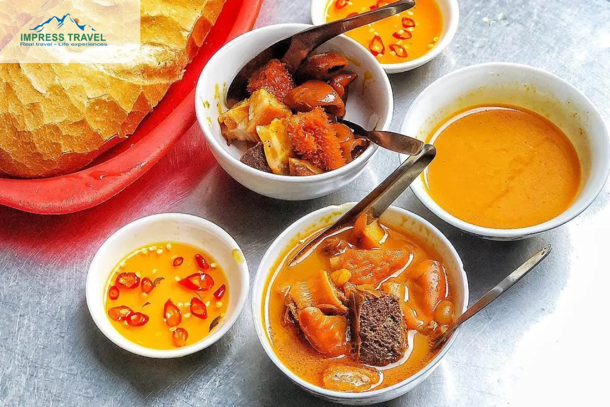 Pha Lau served with bread 