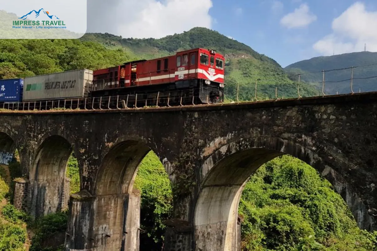 Experience traveling by train in Da Nang 