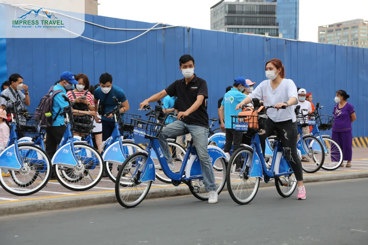 Young people join together to rent bicycles 