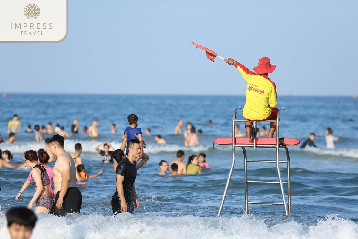 Safety at bathing spots - reasons to travel to Danang