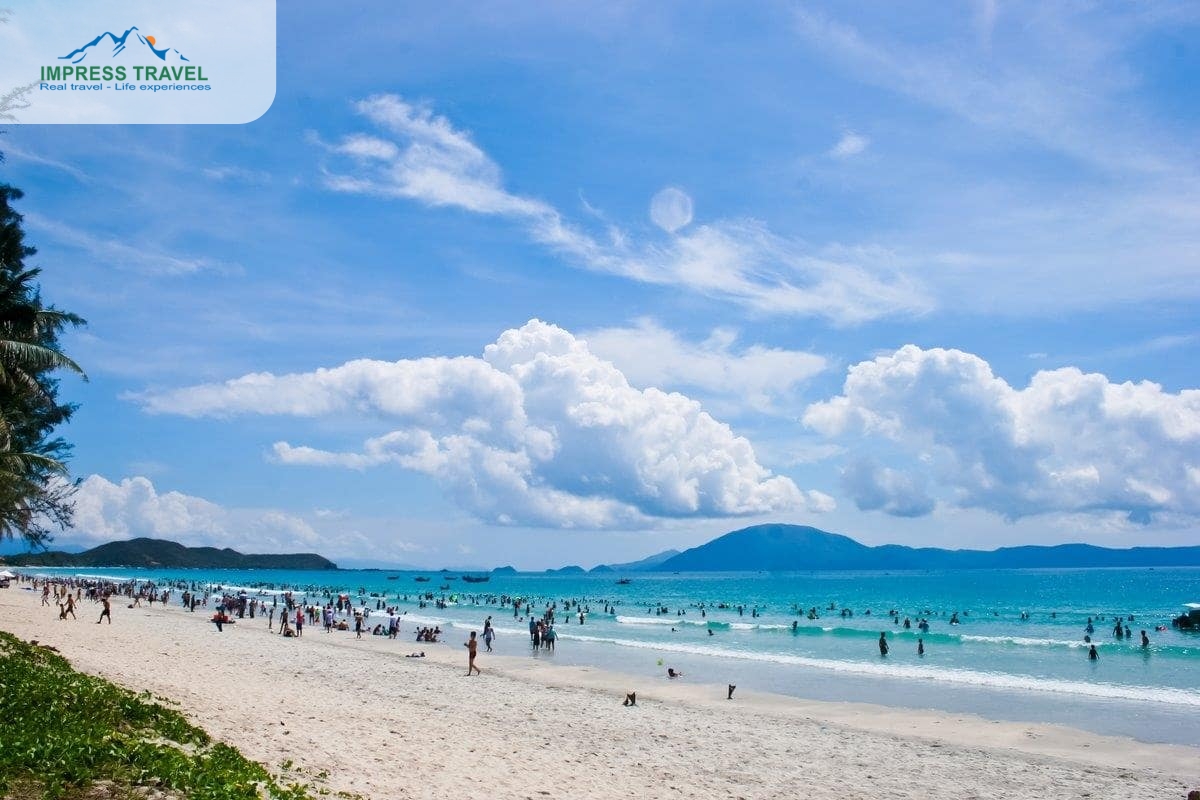 Da Nang beach attracts tourists - place without entrance fees in Danang