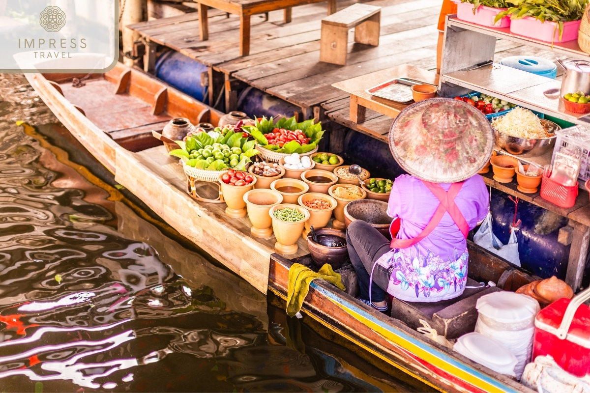 Floating Markets - Taking pictures of pythons on a Mekong tour