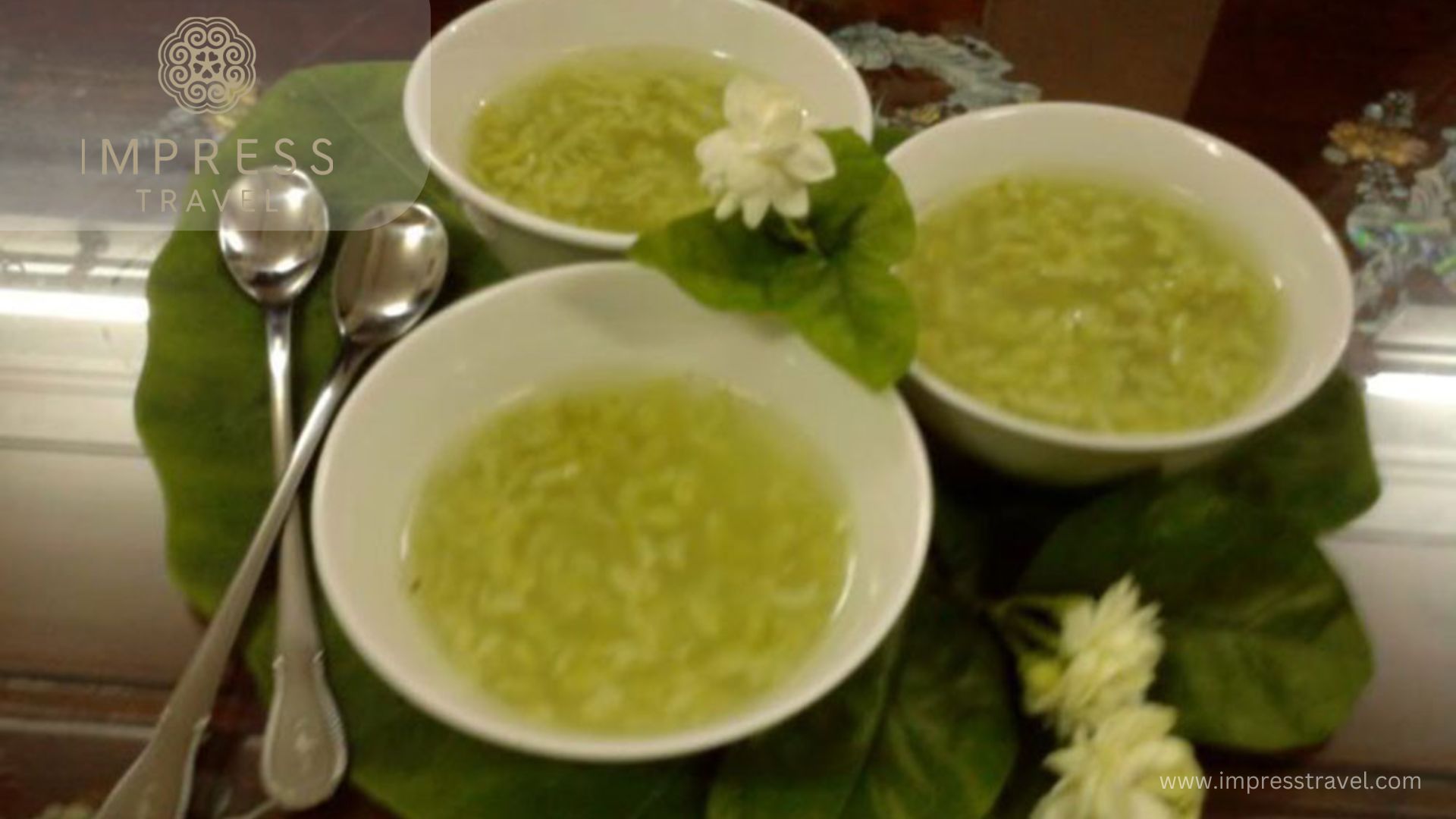 Green sticky rice sweet soup in Ha Noi