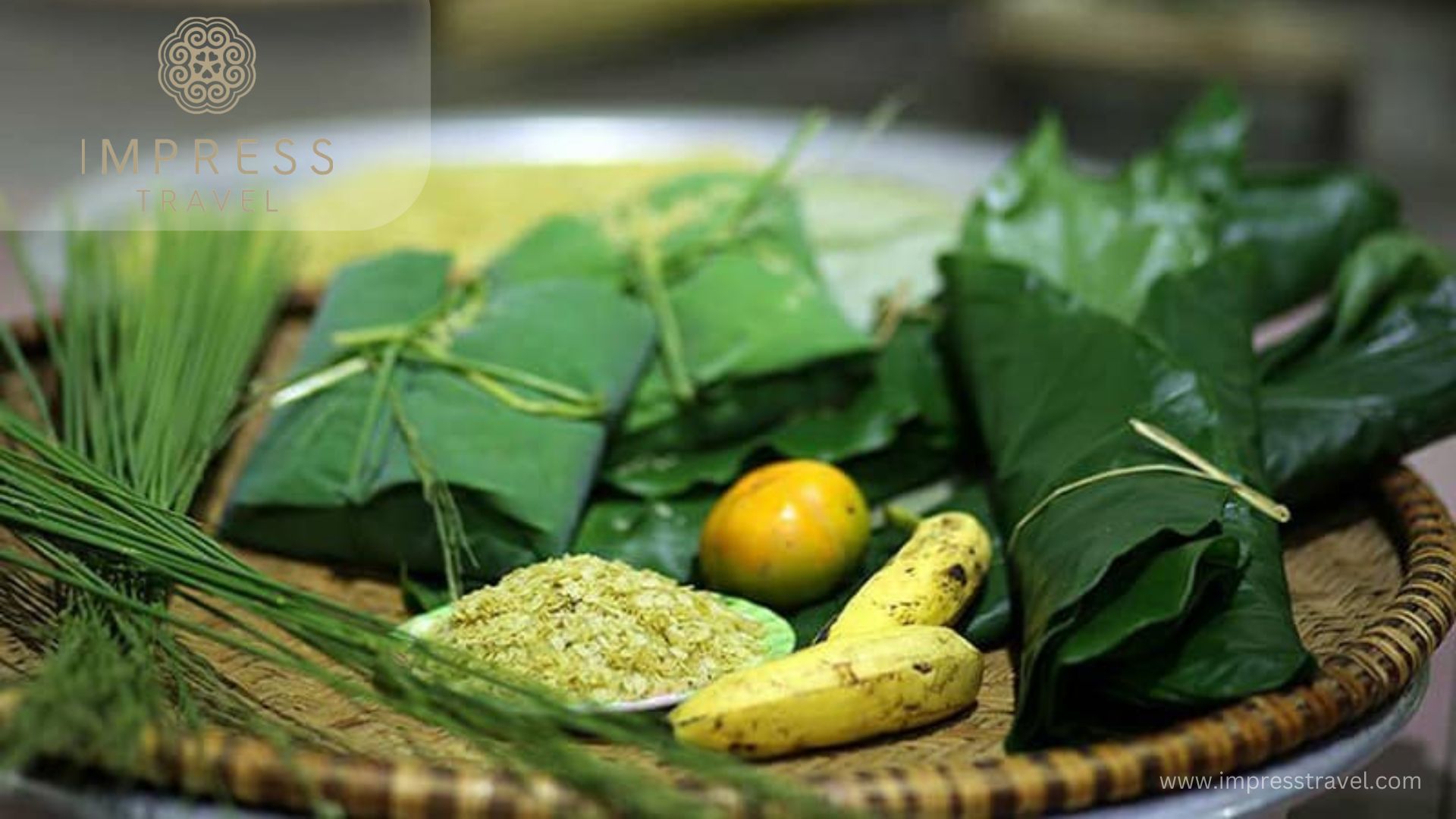 Hanoi green rice is often eaten with ripe bananas