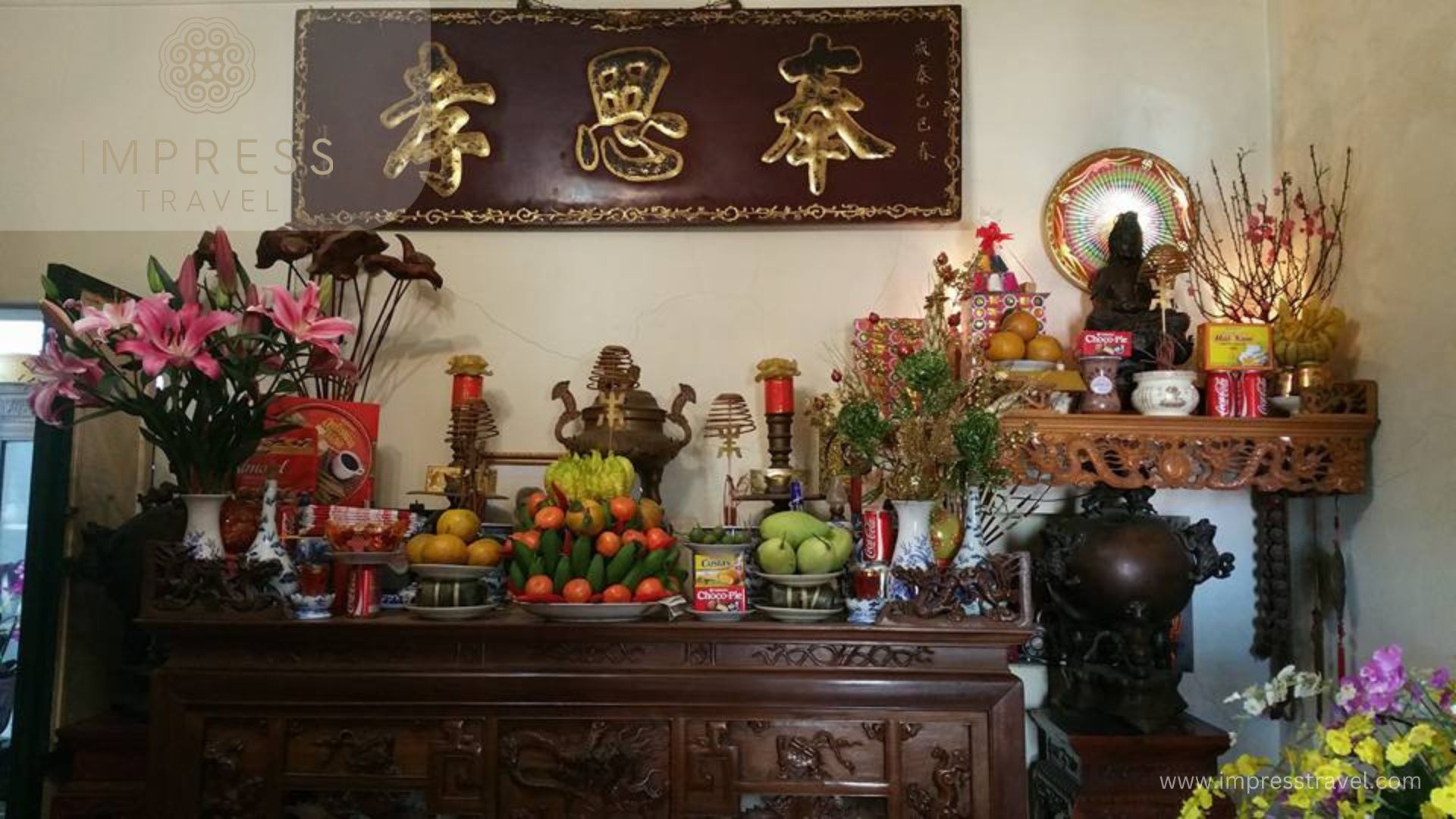 Hanoi people worship ancestors