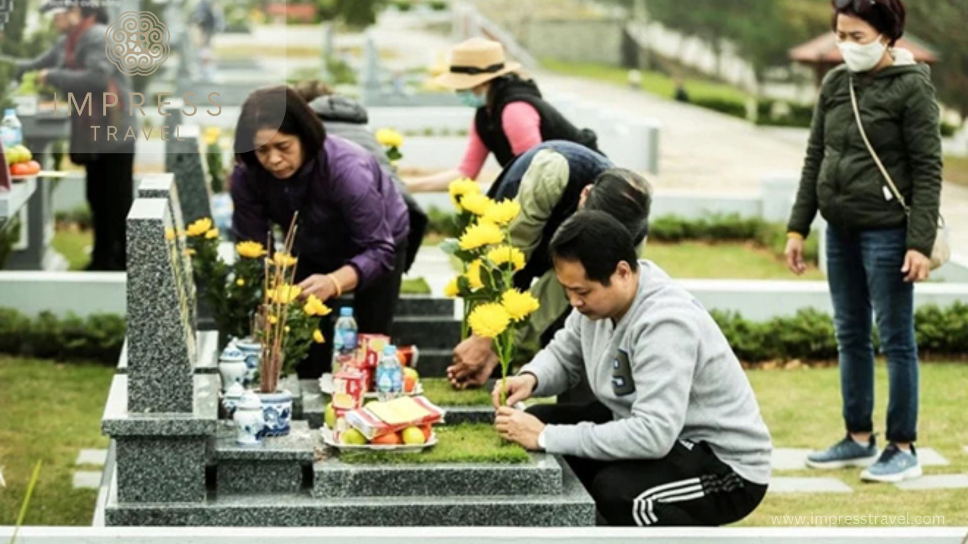 Tomb sweeping on Qingming Festival