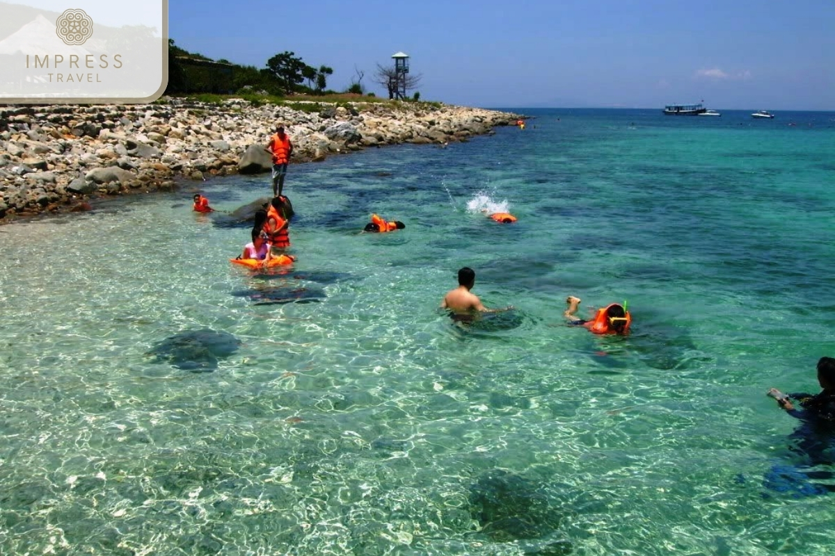 Swimming in Nha Trang Bay-Boat tour to discover the colorful corals in Nha Trang 