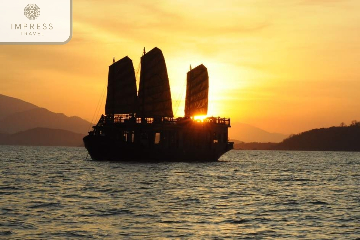 Sunset Boat in Tour with Dinner in Nha Trang