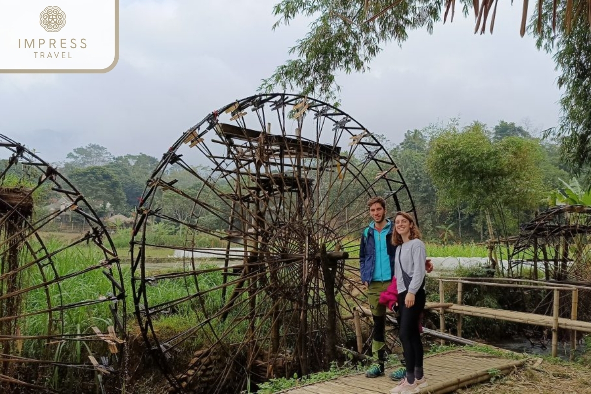 Tourists visit and take photos-ancient waterwheels in Pu Luong tours 