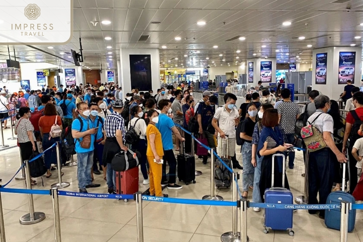 Passengers queue up to board the plane- how long the flight duration is from HCM to Phu Quoc?