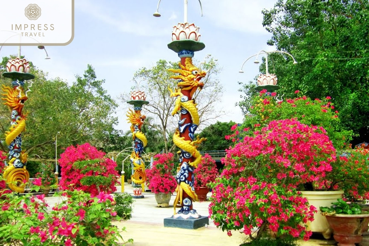 Vinh Trang Pagoda for the Mekong Tour to visit Dao Dua Relic Site