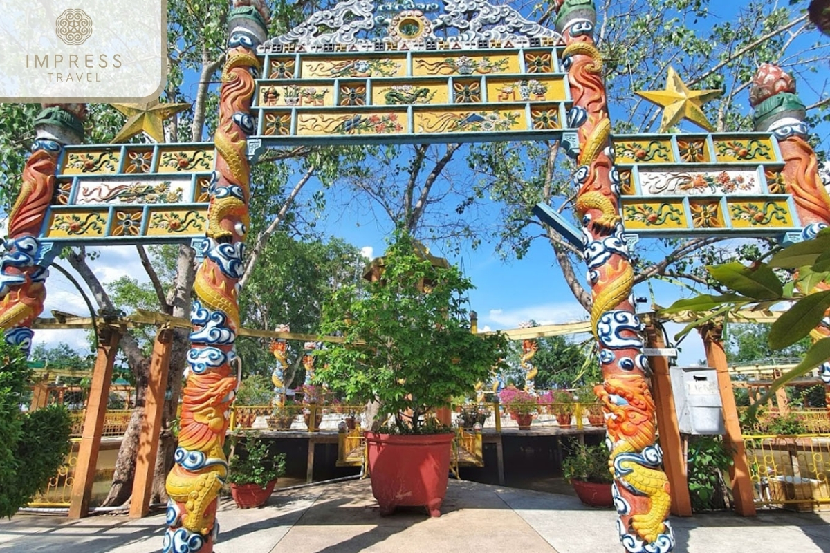 Vinh Trang Pagoda of the Mekong tour experience with crocodile fishing