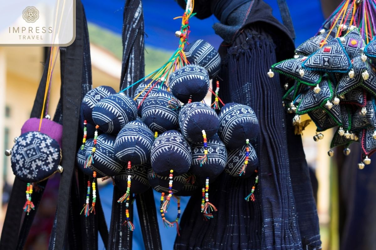 Traditional Clothing - The uniqueness of the Hmong when touring Mu Cang Chai 