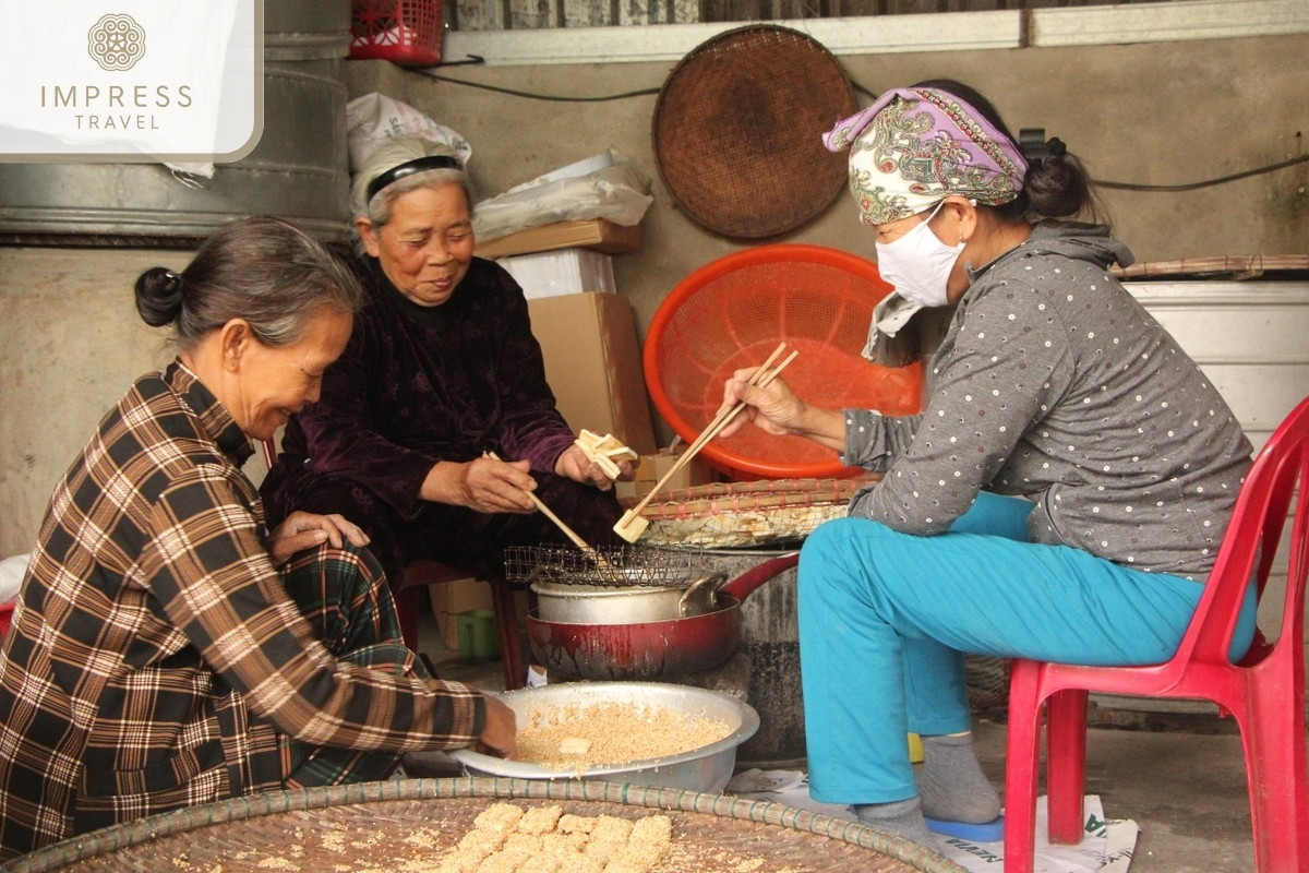 People make dried sesame cakes in Cam Le