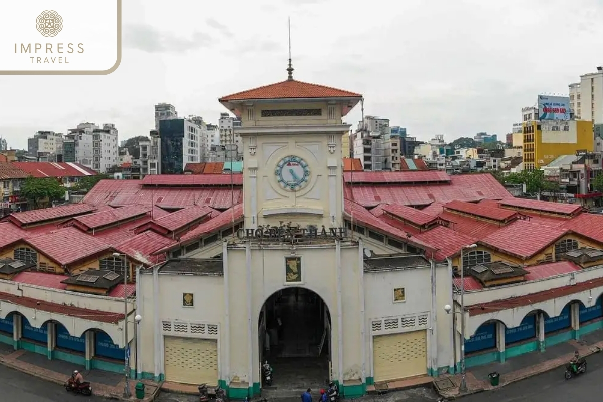 Visit Ben Thanh market 