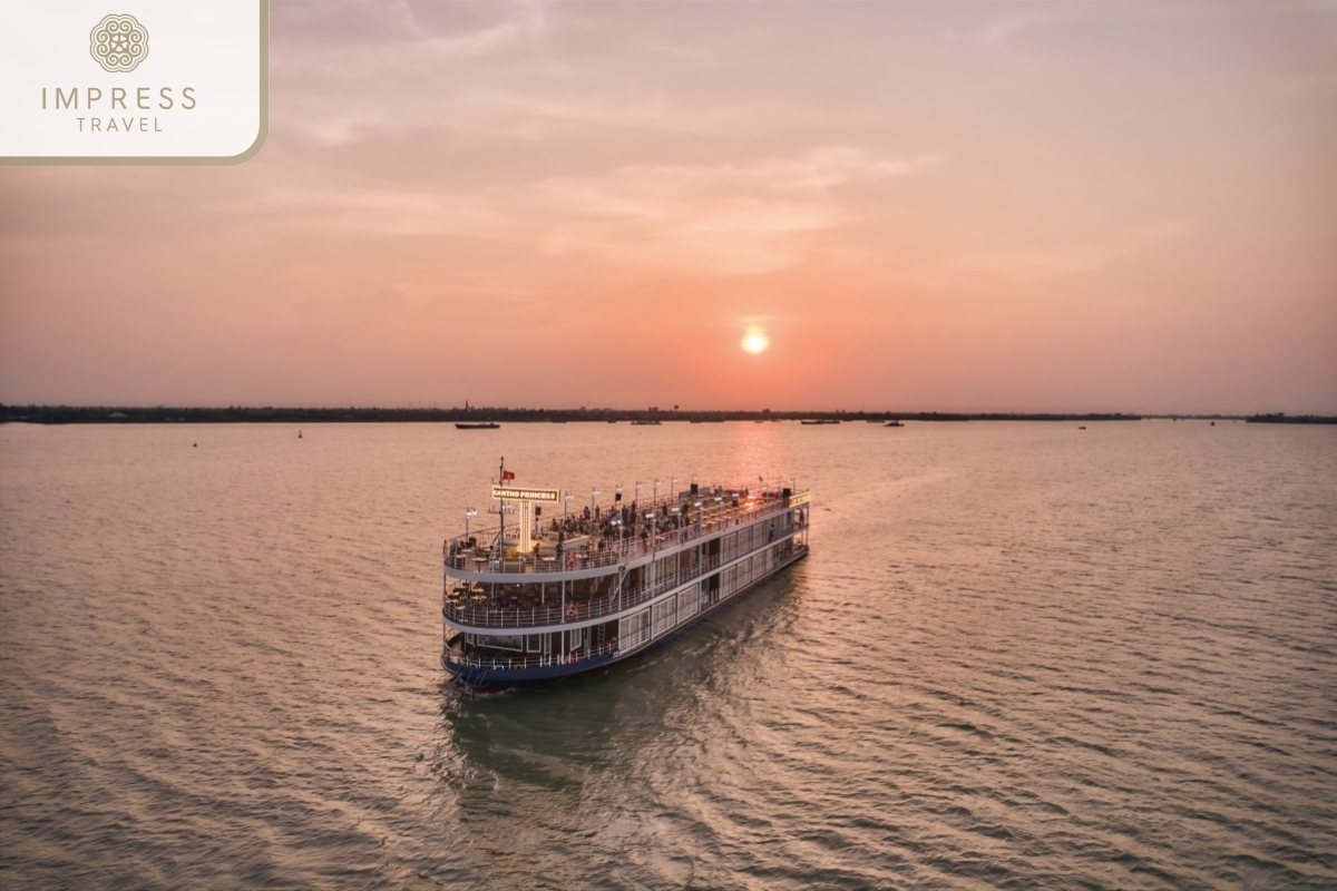 Watch the sunset on the Mekong River - Ninh Kieu Wharf on the Mekong River.