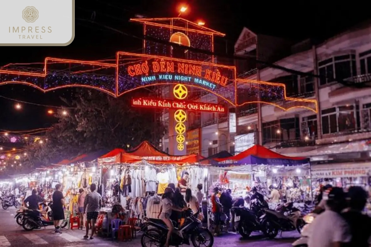 Ninh Kieu night market - Ninh Kieu Wharf on the Mekong River