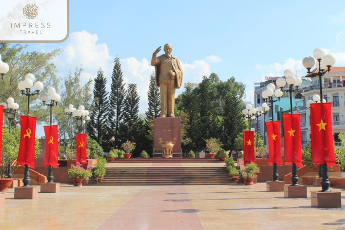 Ho Chi Minh Monument Park in Ninh Kieu - Ninh Kieu Wharf on the Mekong River