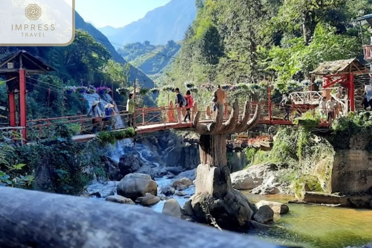 Si Bridge, sandy village-Walking Tour to Cat Cat Hmong Village 