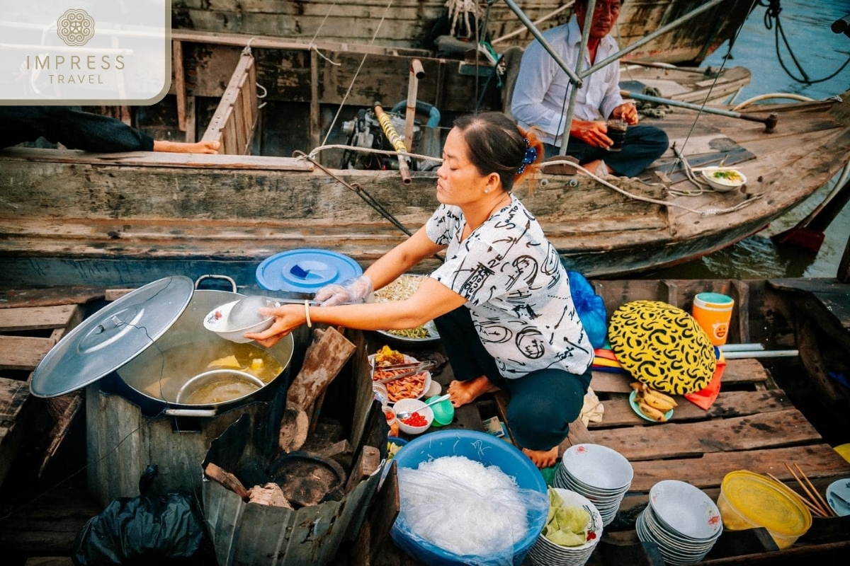 Floating market cuisine - advantages of the Mekong River to attract tourists