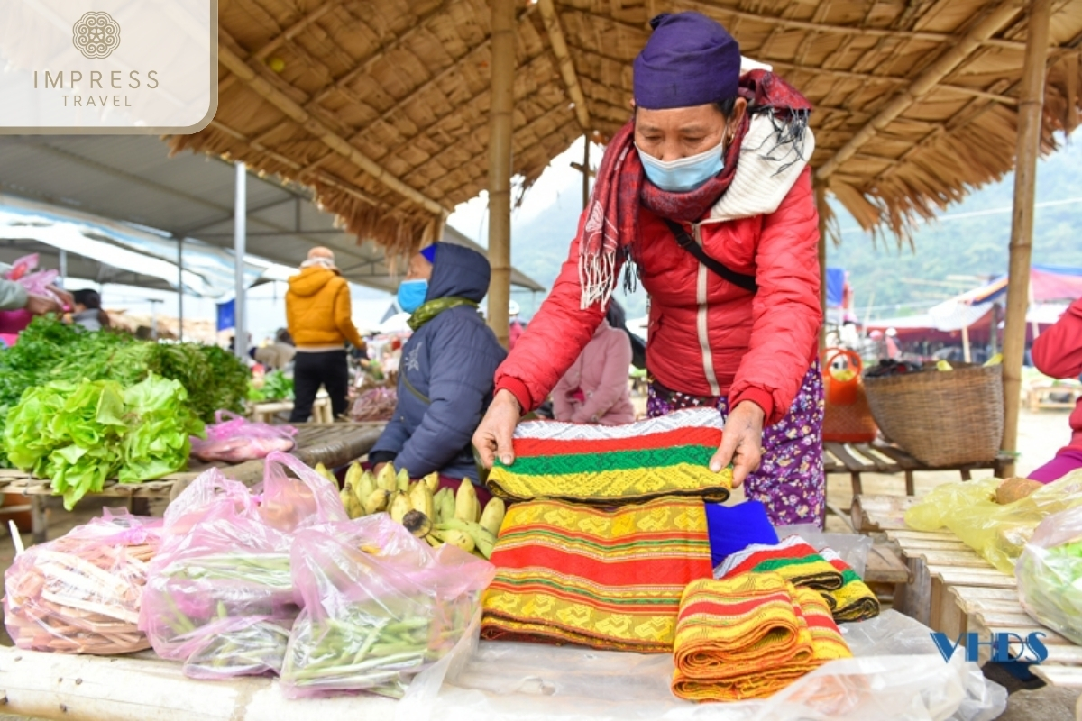 Pho Doan Market in Eo Ken Village Pu Luong Tour 