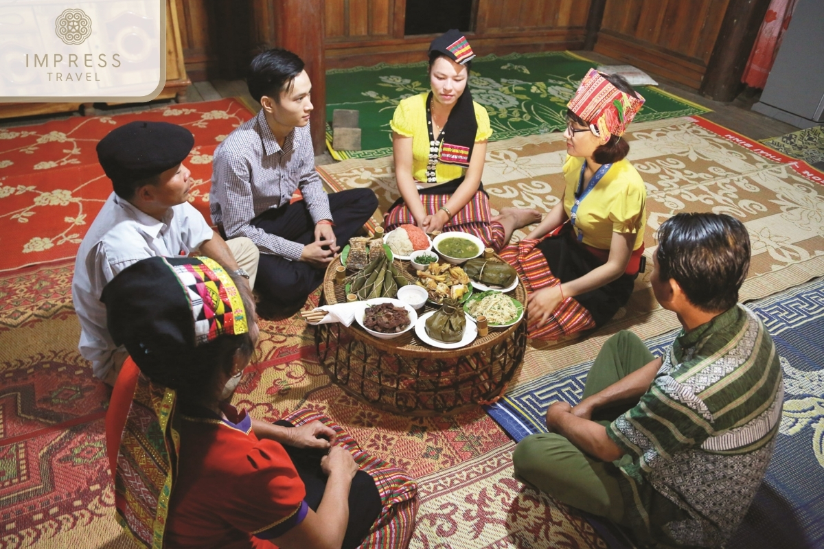 Have lunch with Thai ethnic people