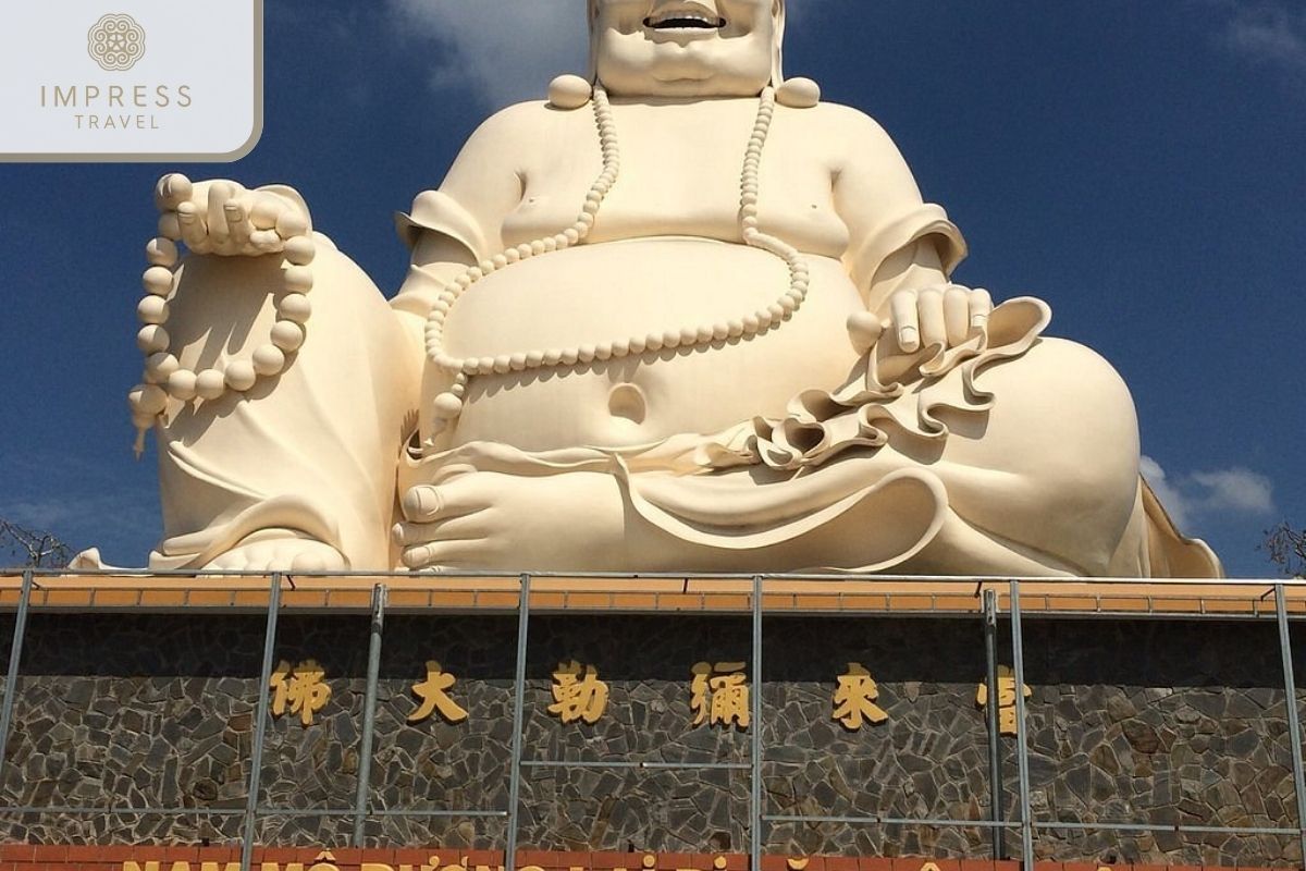 Vinh Trang Pagoda in My Tho—Ben Tre Small Group Tour