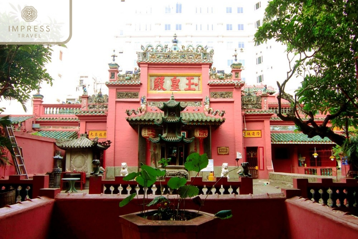 Jade Emperor Pagoda in Ho Chi Minh City street food