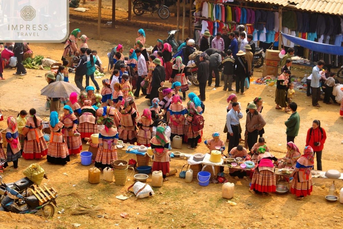 Tu Le Market in Bun Bo Hue Co Thom on a Mu Cang Chai 