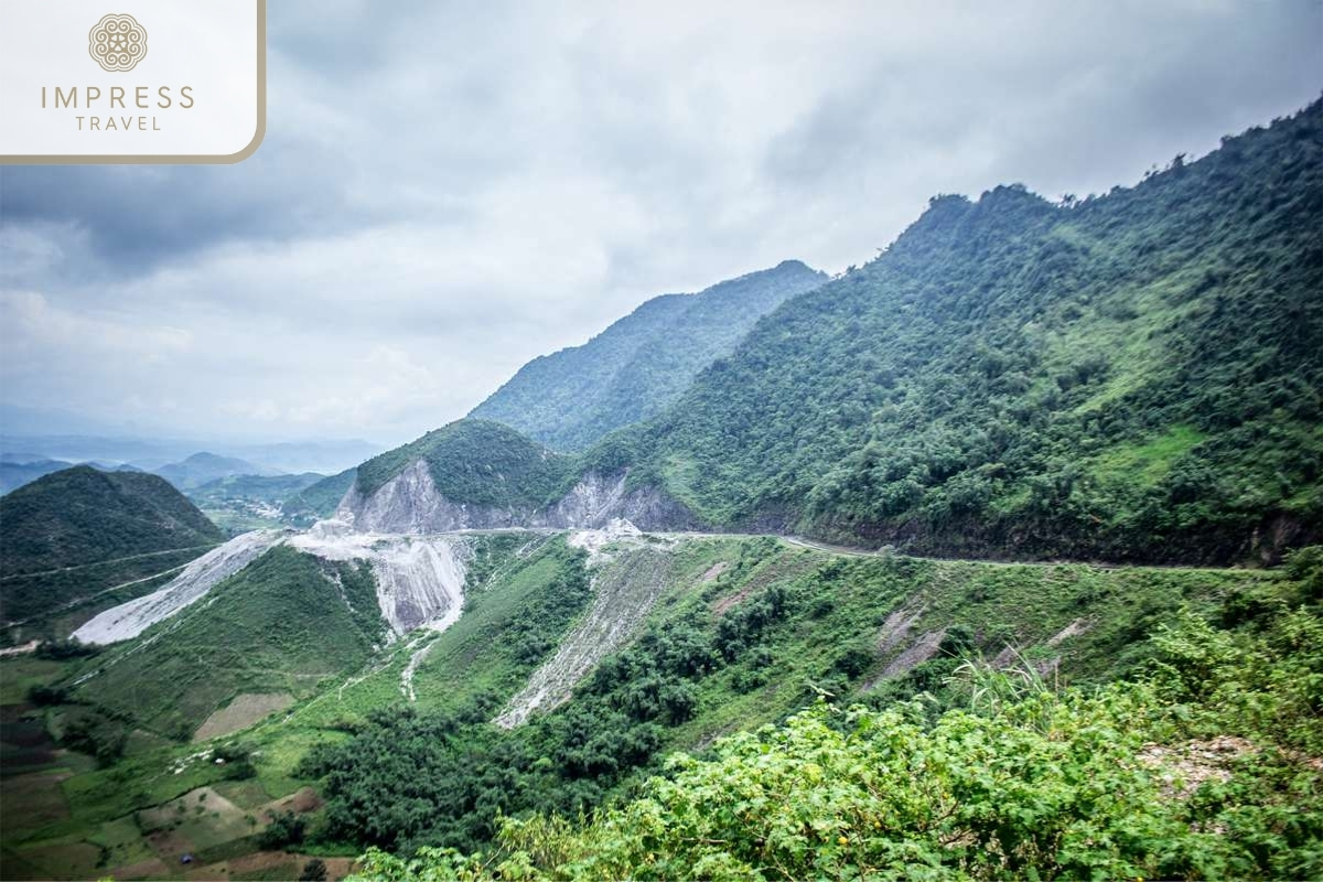 Thung Khe Pass in Pho Doan Market Pu Luong Tour