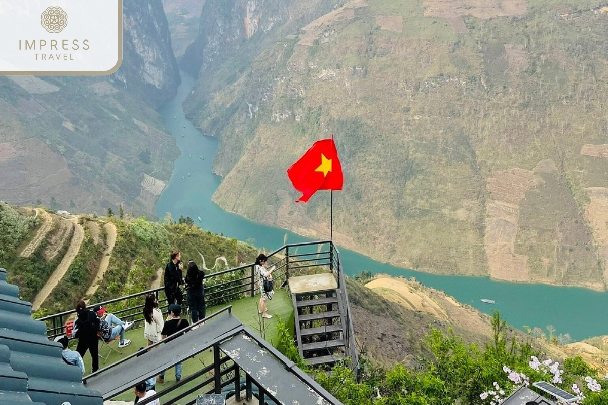  Lung Cu Flag Tower in Ma Pi Leng with a Ha Giang Tour 