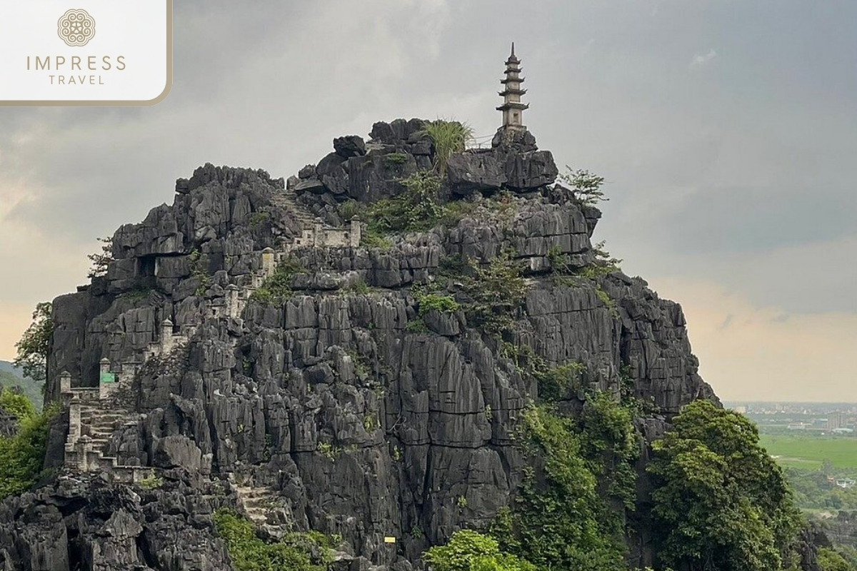 Mua Cave in Ninh Binh with a Peaceful Sampan Trip