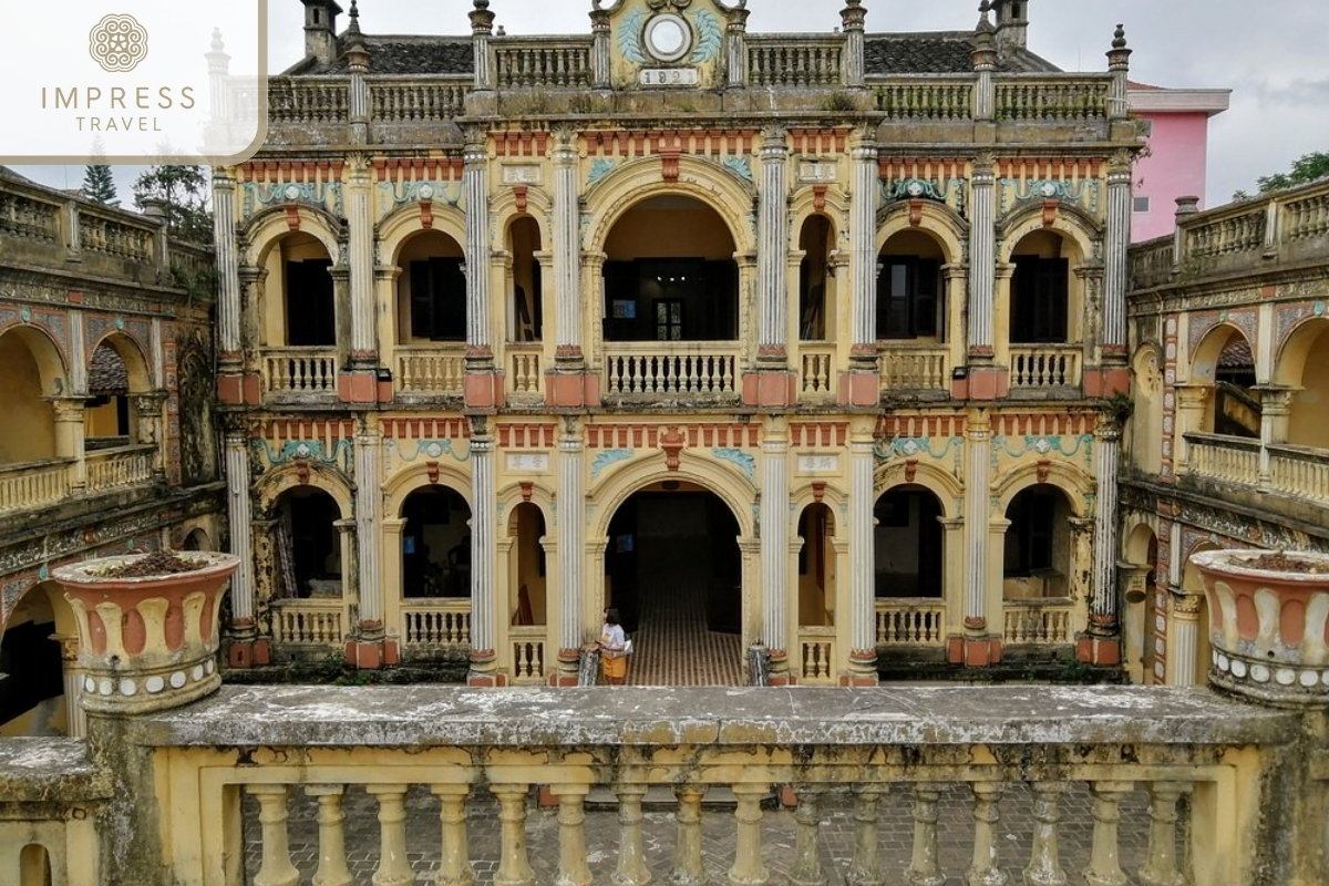 Hoang A Tuong Palace in Ethnic Minority Market with a Sapa Tour 