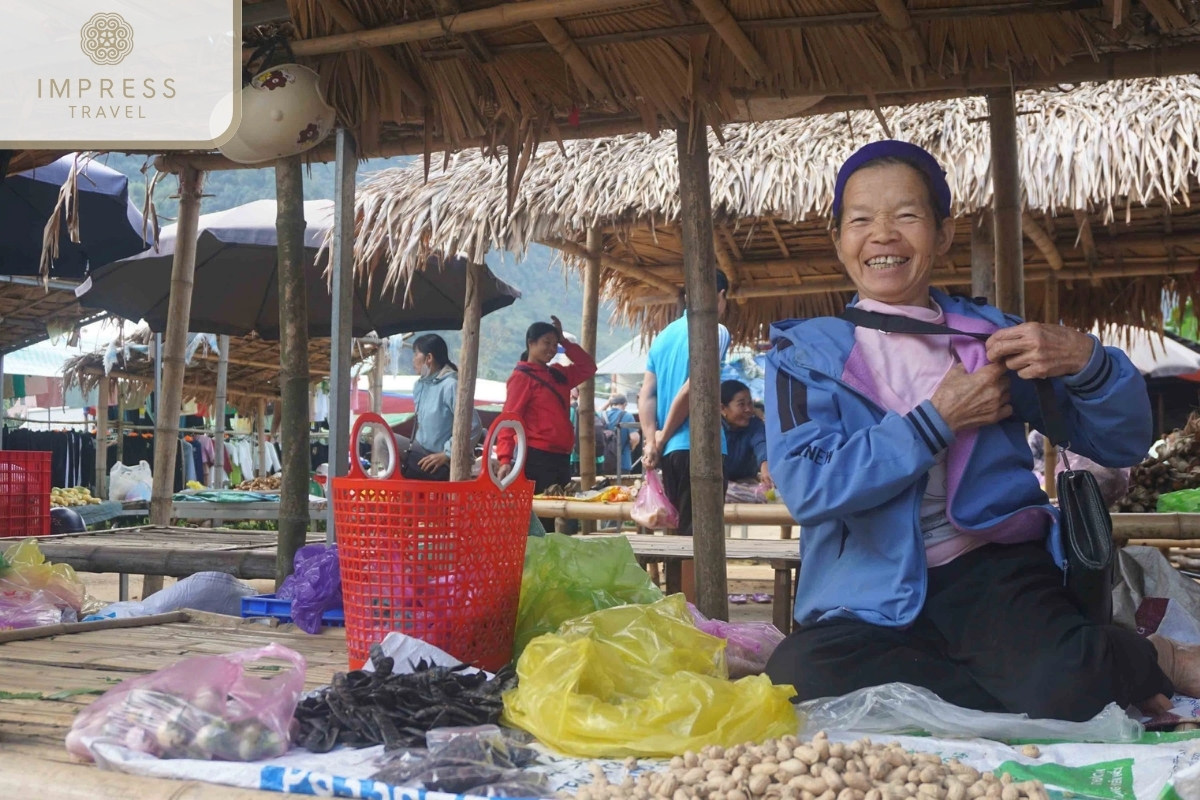 Pho Đoan Market in Easy Trekking Tour to Eo Ken Village