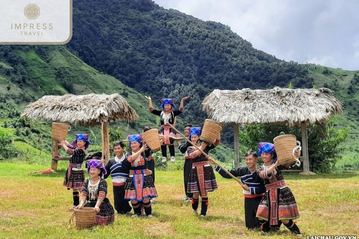 The Dance of the Hmong Ethnic Group