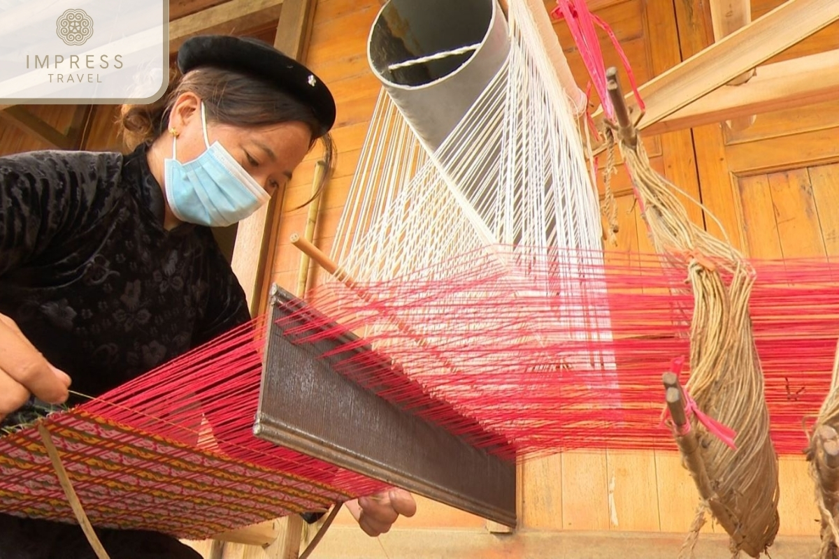 Traditional weaving in Pu Luong Handicraft Tour