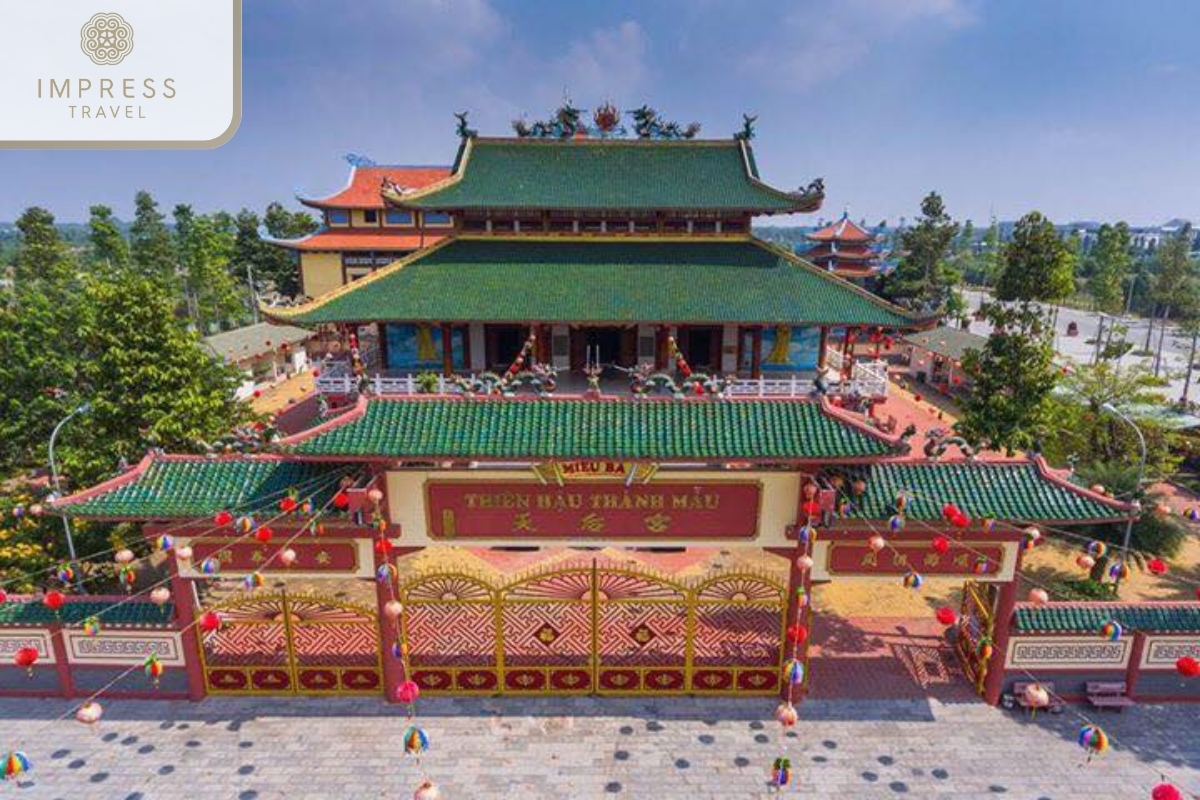 Thien Hau Temple for Shopping at Binh Tay Marke