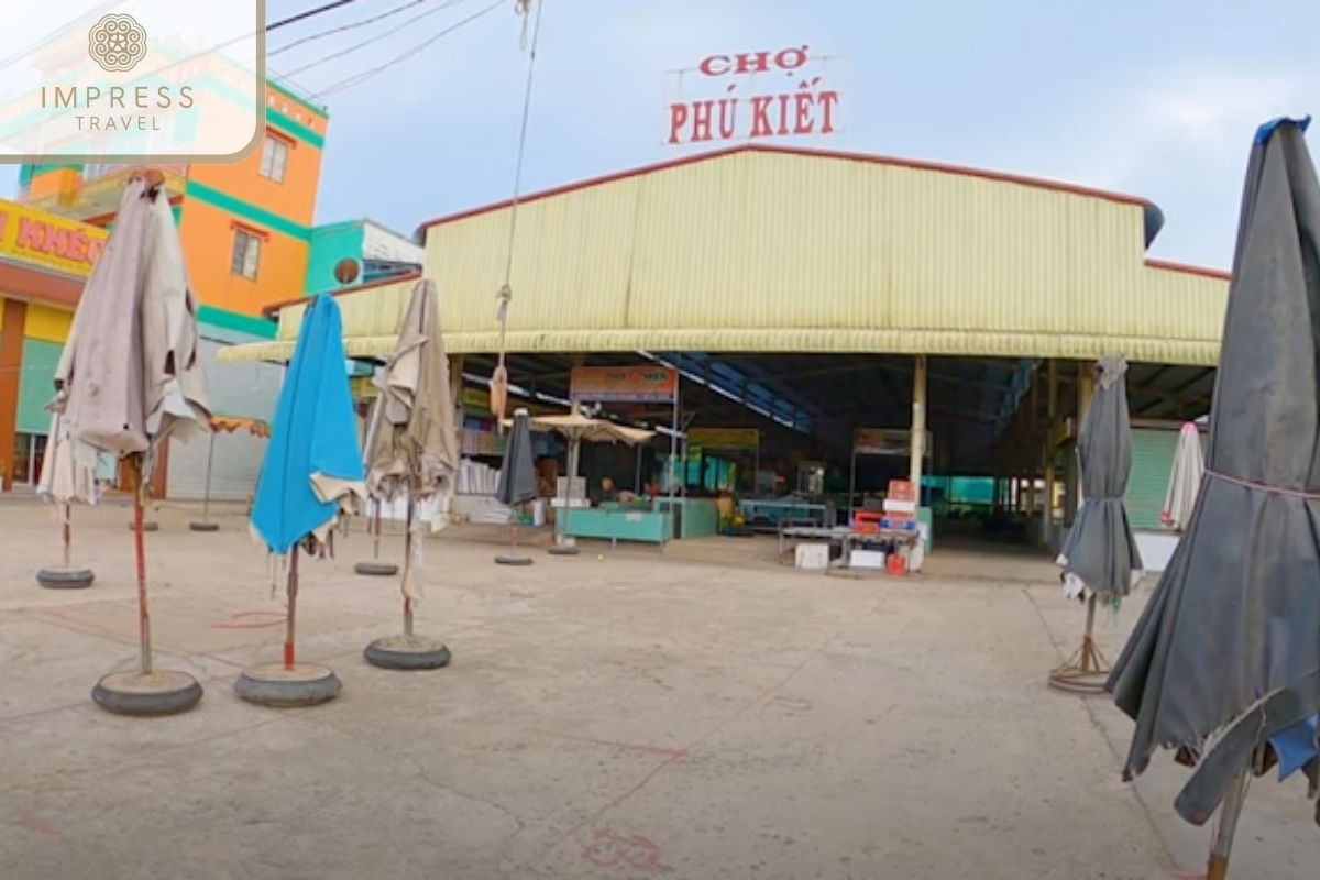 Traditional market in Cho Gao on the Mekong My Tho Tour 