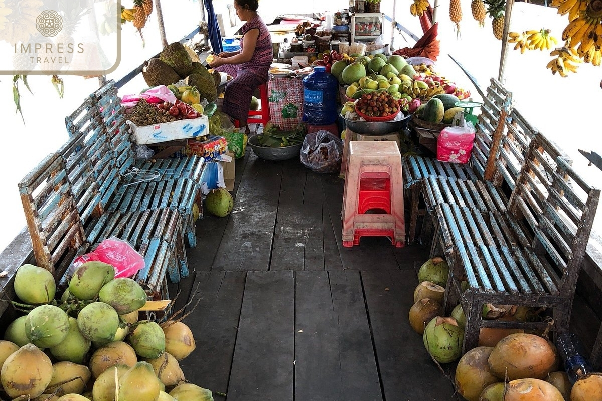 Enjoy fruit at the market Cai Be in a Day with a Small Group