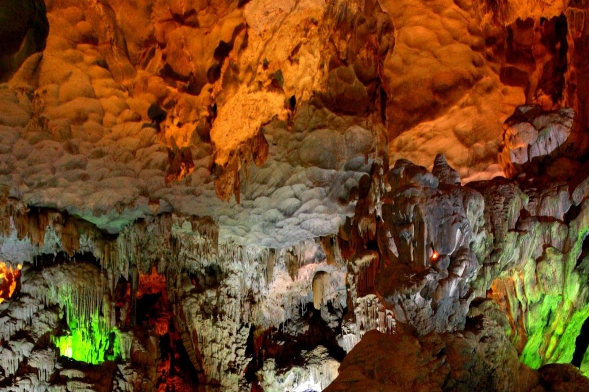 Thien Cung cave in Halong Swimming Tours