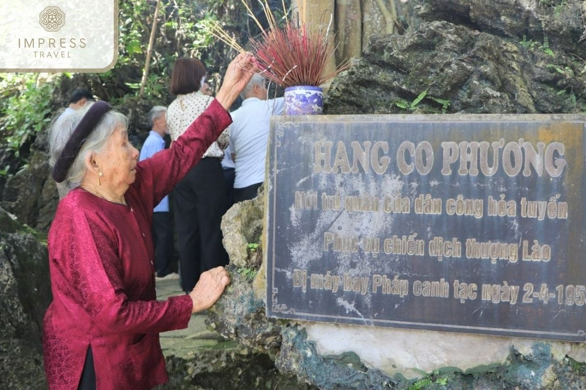 Light incense for teammates in Pu Luong venture tours