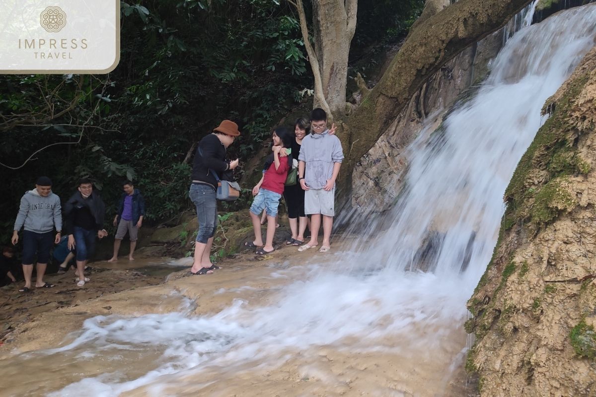 Dan Waterfall in Pu Luong spectacular tours