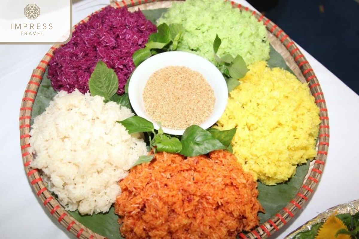 Enjoy five-color sticky rice