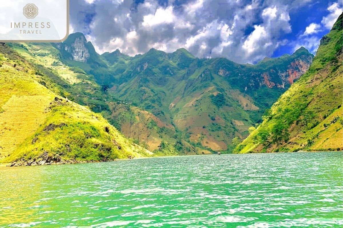 Nho Que River in Ha Giang venture tours